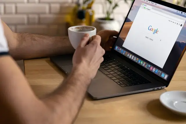 Google Ranking mit SEO verbessern. Mitarbeiter Sitzt am Laptop